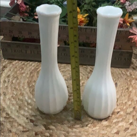 Set of 2 milk glass vases - Picture 2 of 4
